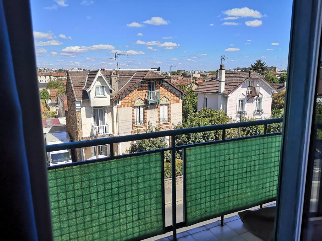 - un balcon offrant une vue sur les maisons dans l'établissement Appartement Argenteuil avec Terrasse, à Argenteuil