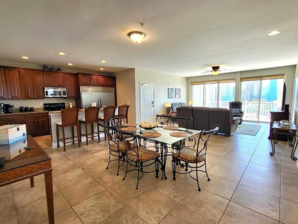 eine Küche und ein Wohnzimmer mit Tisch und Stühlen in der Unterkunft Sleeps 12-3 Bedrooms-7 Beds-3 Bath-Great Views-1700 SqFt in North Myrtle Beach