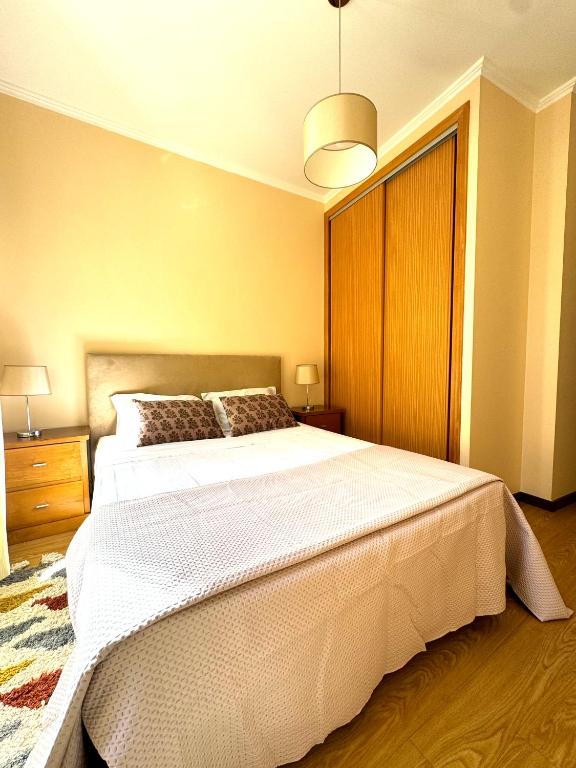 a bedroom with a large white bed in a room at Apartmento Centro Funchal in Funchal