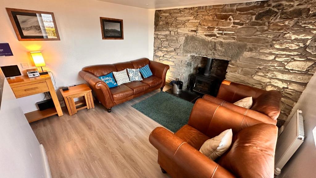 Posezení v ubytování Carnmhor, Isle of Skye - Stunning 242 year old cottage on its own sea shore!