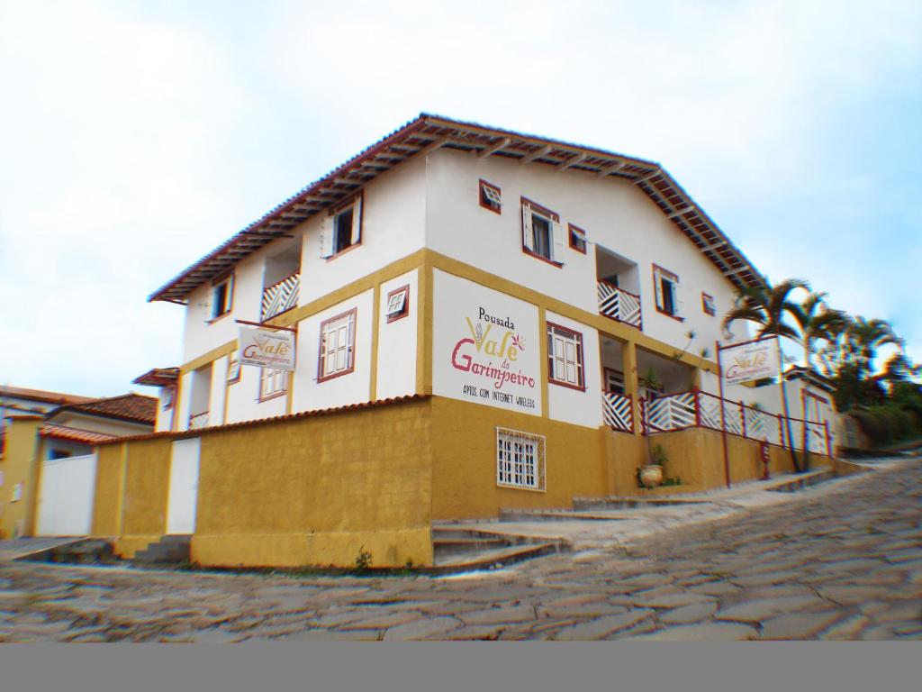 a building on the side of a street at Pousada Vale do Garimpeiro in Diamantina