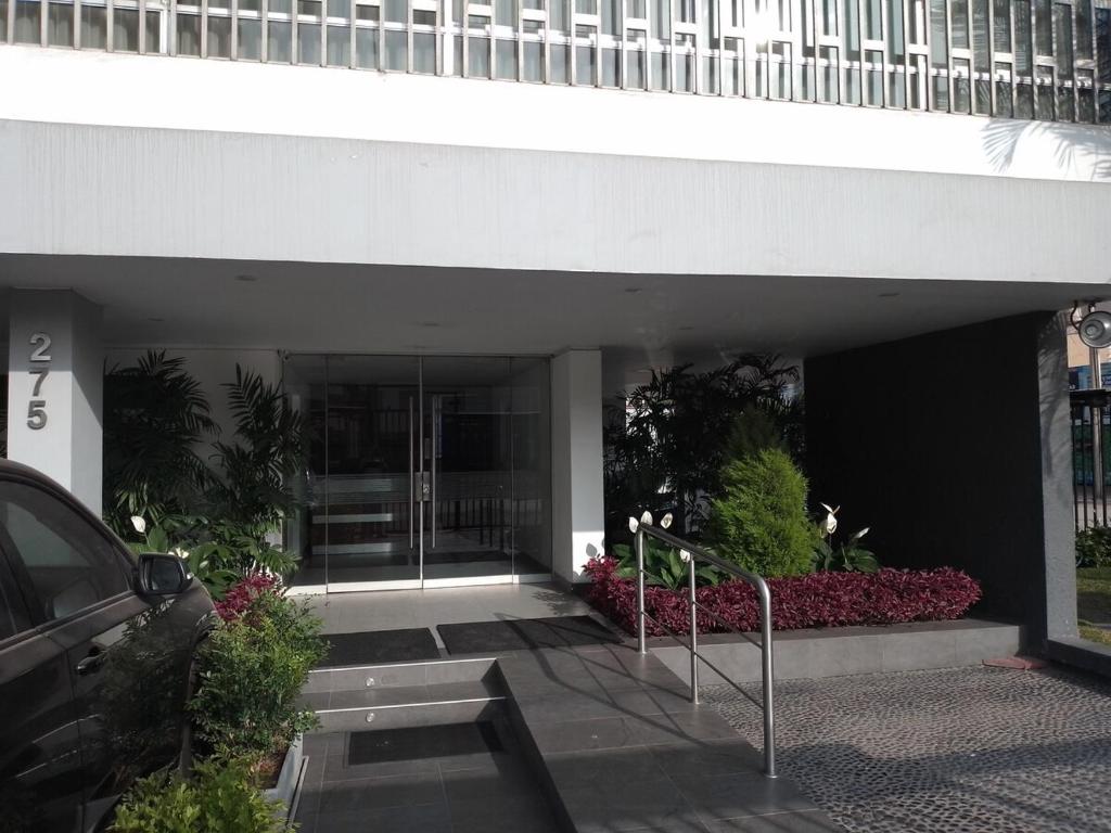 un coche aparcado delante de un edificio en Miraflores, Lima, habitación independiente, en San Antonio