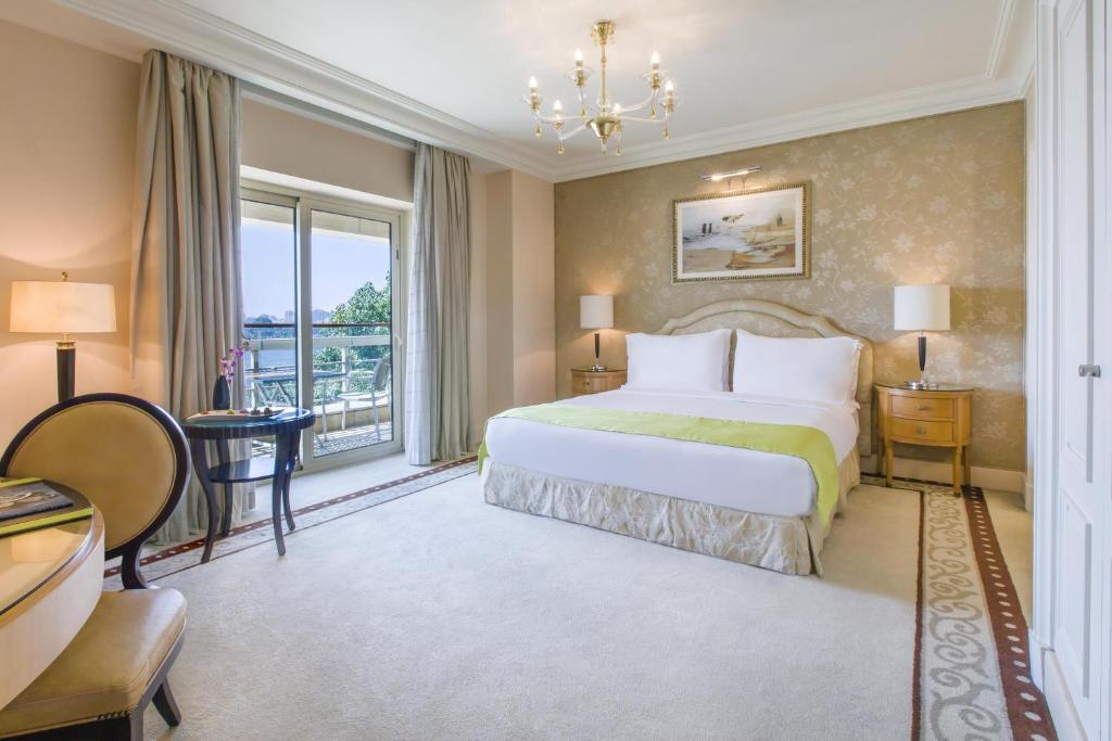 Postel nebo postele na pokoji v ubytování Kempinski Nile Hotel, Cairo
