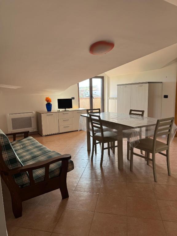 a kitchen and dining room with a table and chairs at CasaMì Experience Nuvola in Acquavella