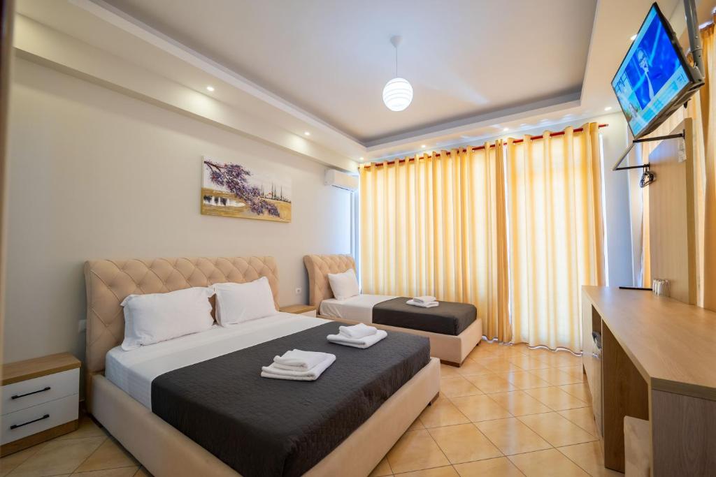 TV a/nebo společenská místnost v ubytování Hotel Milo Ksamil