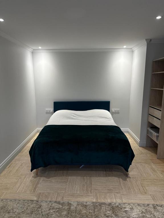 - une chambre avec un lit et une couverture noire dans l'établissement Studio Alexandre 3 Croisette, à Cannes