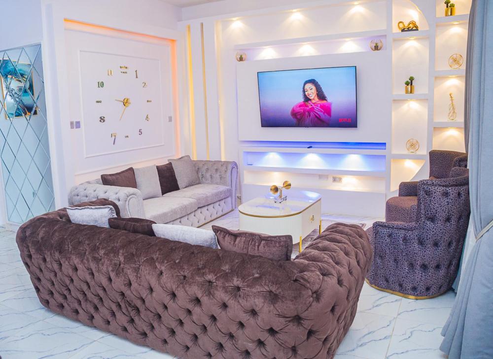 TV a/nebo společenská místnost v ubytování Lekki 3 Bedrooms Furnished Home Ensuite Stylish & Comfortable