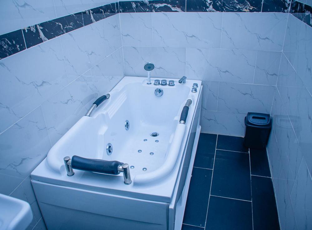Koupelna v ubytování Lekki 3 Bedrooms Furnished Home Ensuite Stylish & Comfortable