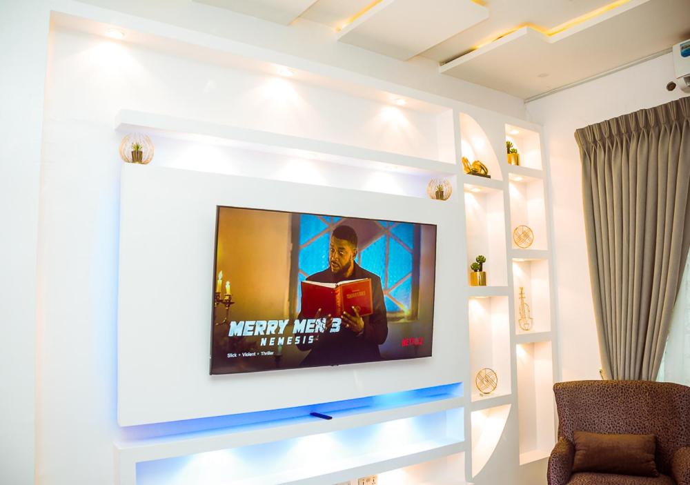 TV a/nebo společenská místnost v ubytování Lekki 3 Bedrooms Furnished Home Ensuite Stylish & Comfortable