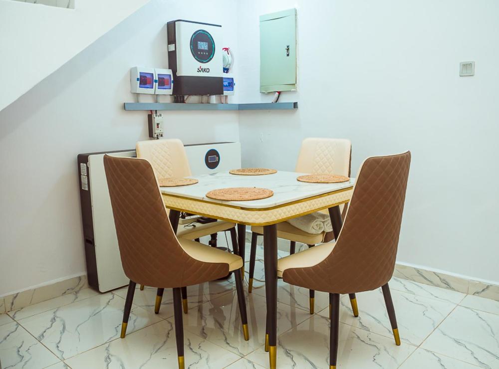 Kuchyň nebo kuchyňský kout v ubytování Lekki 3 Bedrooms Furnished Home Ensuite Stylish & Comfortable