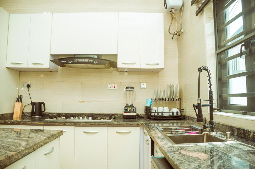 Kuchyň nebo kuchyňský kout v ubytování Lekki 3 Bedrooms Furnished Home Ensuite Stylish & Comfortable