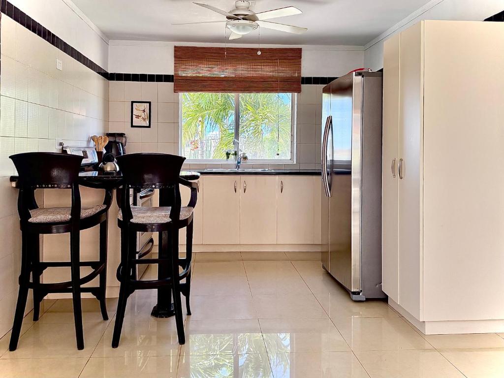 Kuchyň nebo kuchyňský kout v ubytování Mila's Authentic Family Getaway Aruba