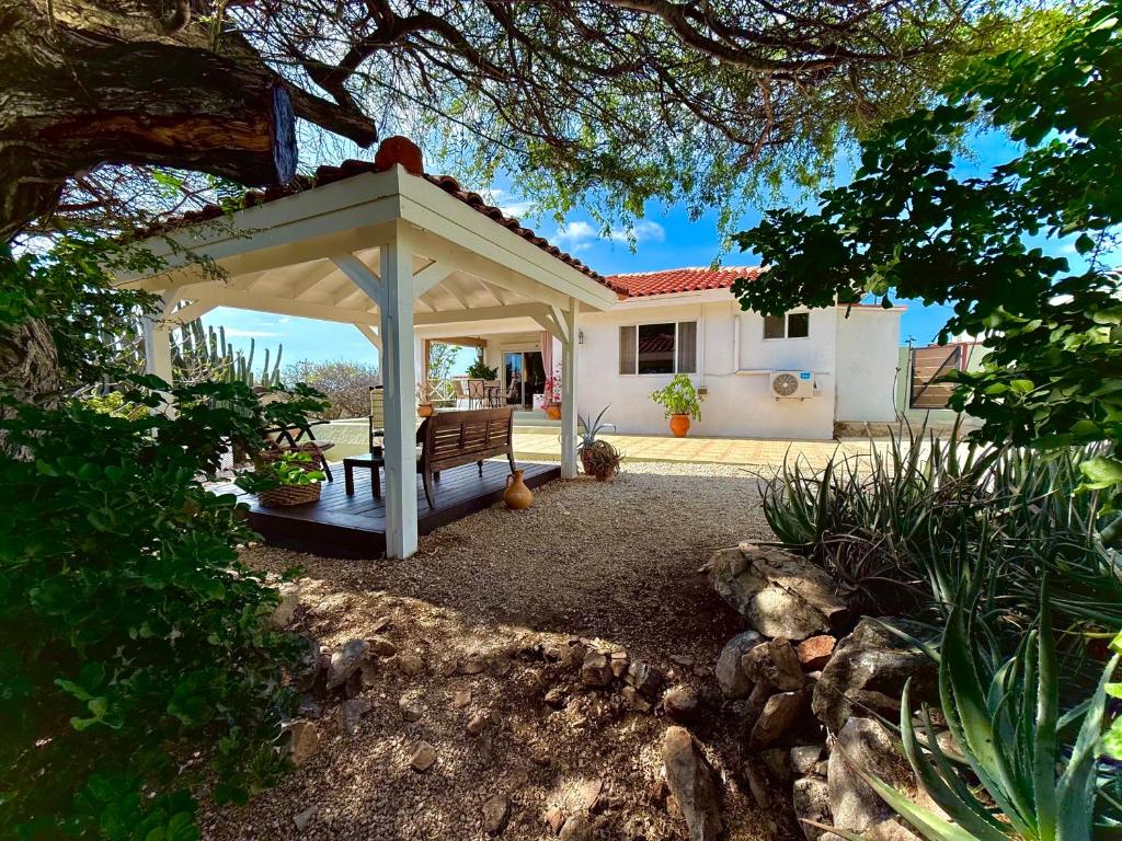 Zahrada ubytování Mila's Authentic Family Getaway Aruba