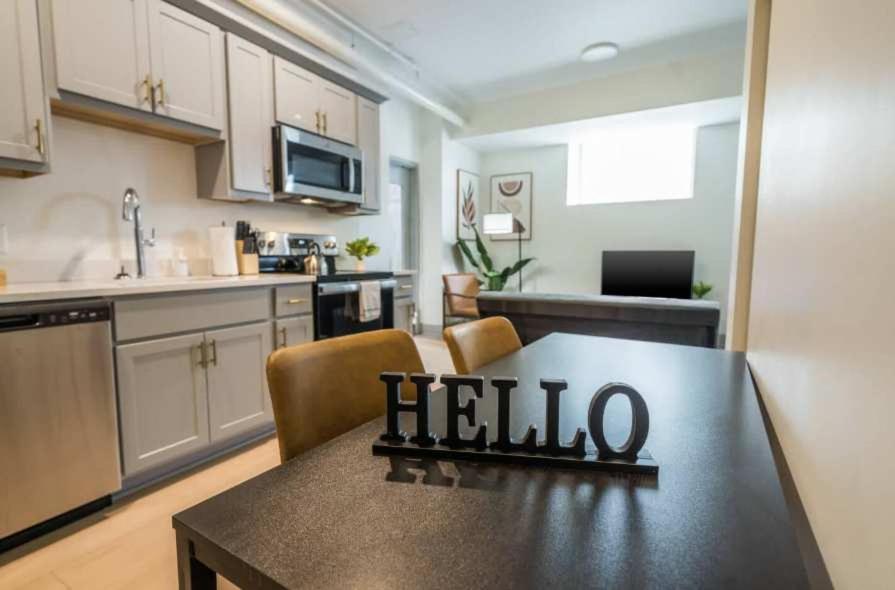 una cocina con una mesa con un signo de hola. en Cozy Unit with Free Parking Near Medical District, en Louisville