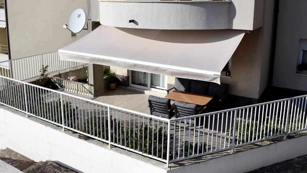 Apartments with parking space Trogir - 24226