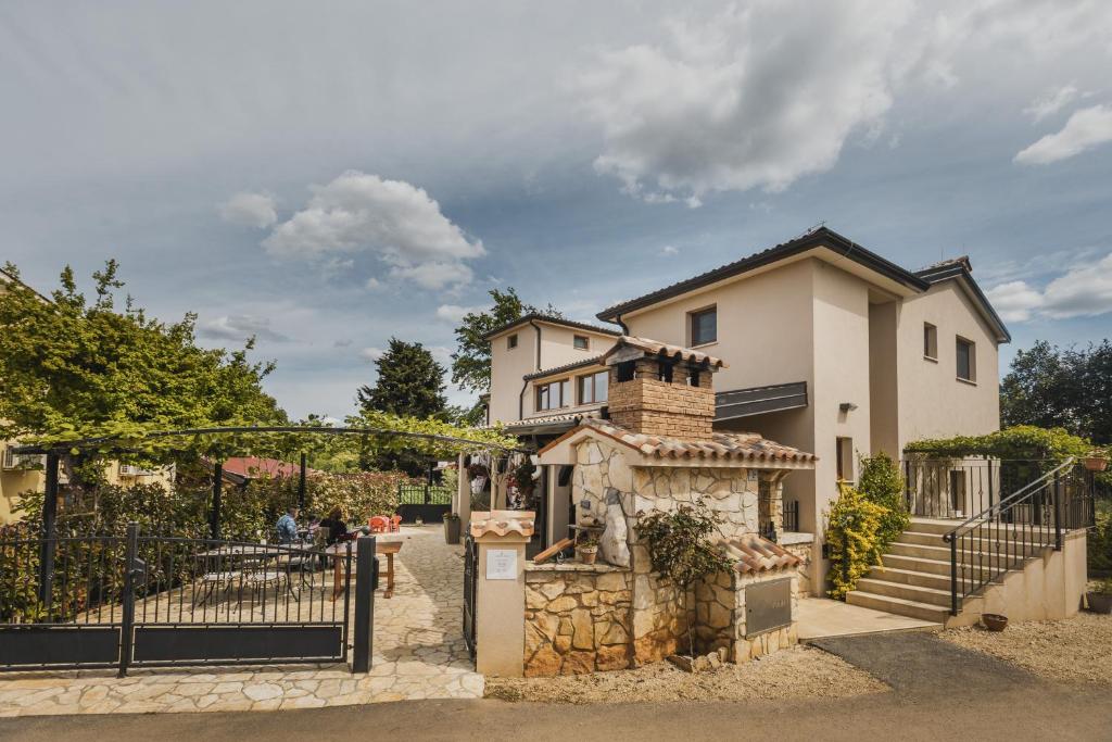 Το κτήριο όπου στεγάζεται  ο ξενώνας