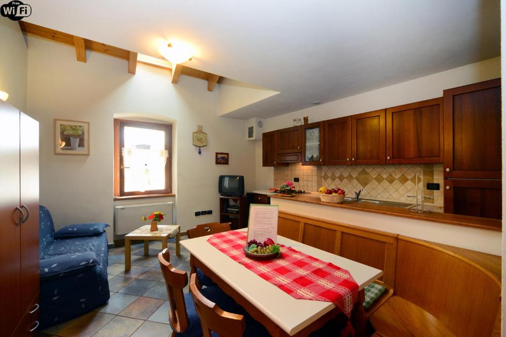 
Cucina o angolo cottura di Appartamenti Violalpina - Piazza Costanzi

