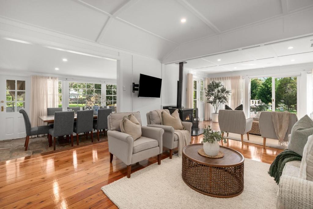 un salon meublé et une salle à manger dans l'établissement Lavender Cottage Alpine Southern Highlands, à Alpine