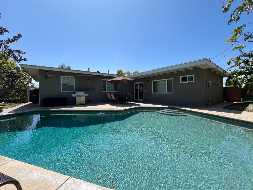 Kolam renang di atau dekat dengan Gorgeous Pool Home 1/2 Mile Walk to Disney