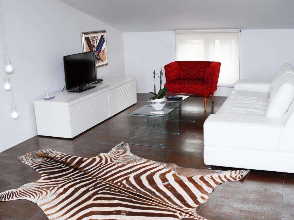 een woonkamer met een zebratapijt op de vloer bij Apartment Klara in Pula