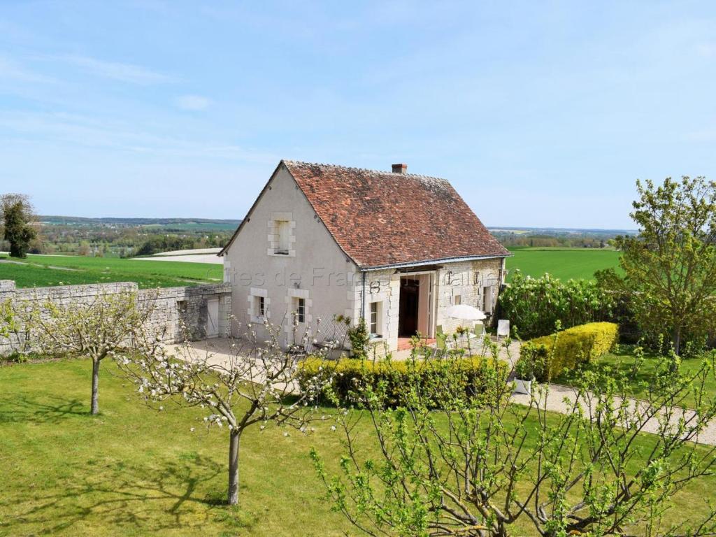 une vieille maison au milieu d'un champ dans l'établissement Maison ancienne en campagne avec jardin clos - Animaux acceptés - Proche vignobles Chinon - FR-1-381-440, à Parçay-sur-Vienne