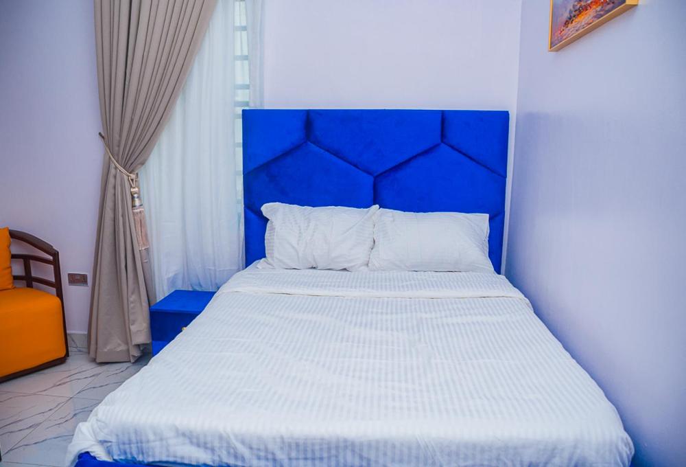 Postel nebo postele na pokoji v ubytování Lekki 3 Bedrooms Furnished Home Ensuite Stylish & Comfortable