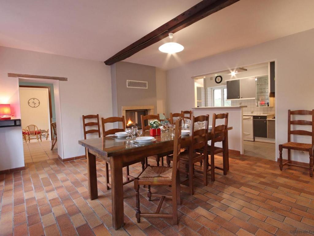 Η κουζίνα ή μικρή κουζίνα στο Maison Percheronne Spacieuse avec Billard, Babyfoot, et Jardin Clos, Animaux Bienvenus ! - FR-1-497-65