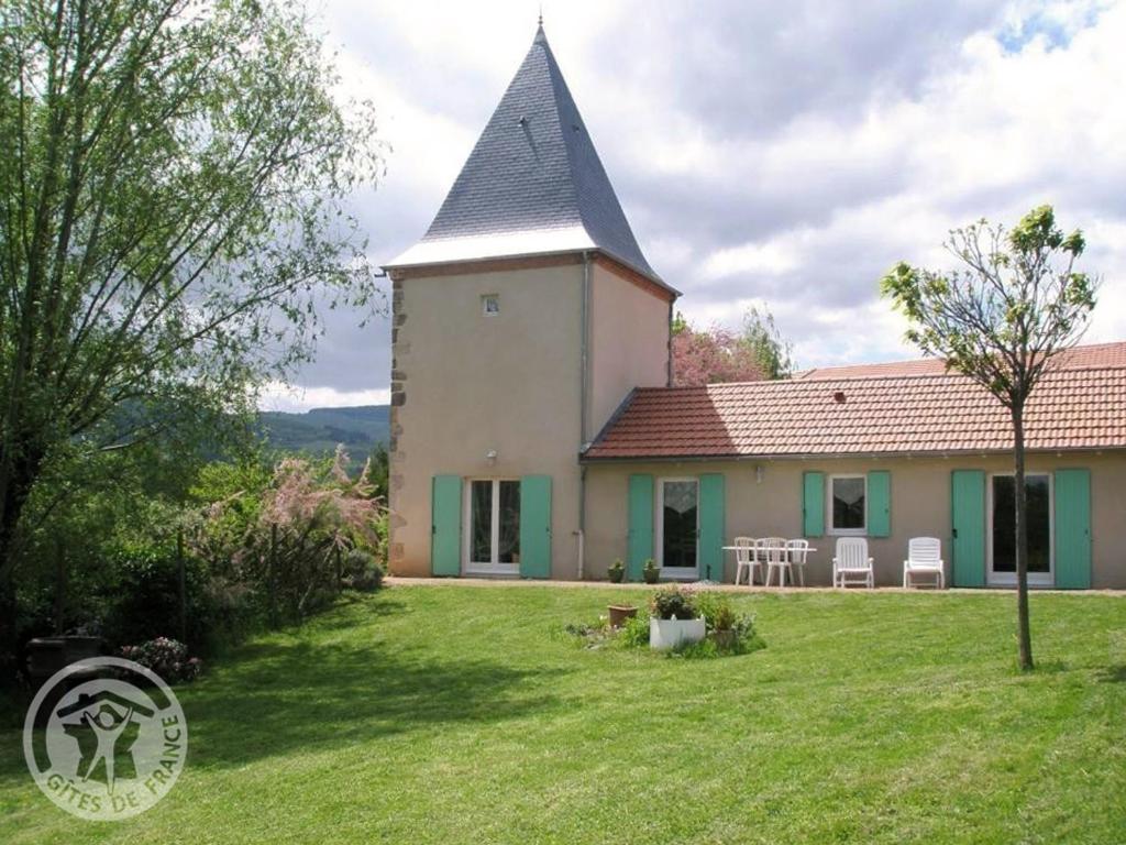 una vista esterna di una casa con torretta di Gîte familial calme avec jardin, terrasse, équipements modernes et jeux pour enfants à Lentigny - FR-1-496-129 a Lentigny