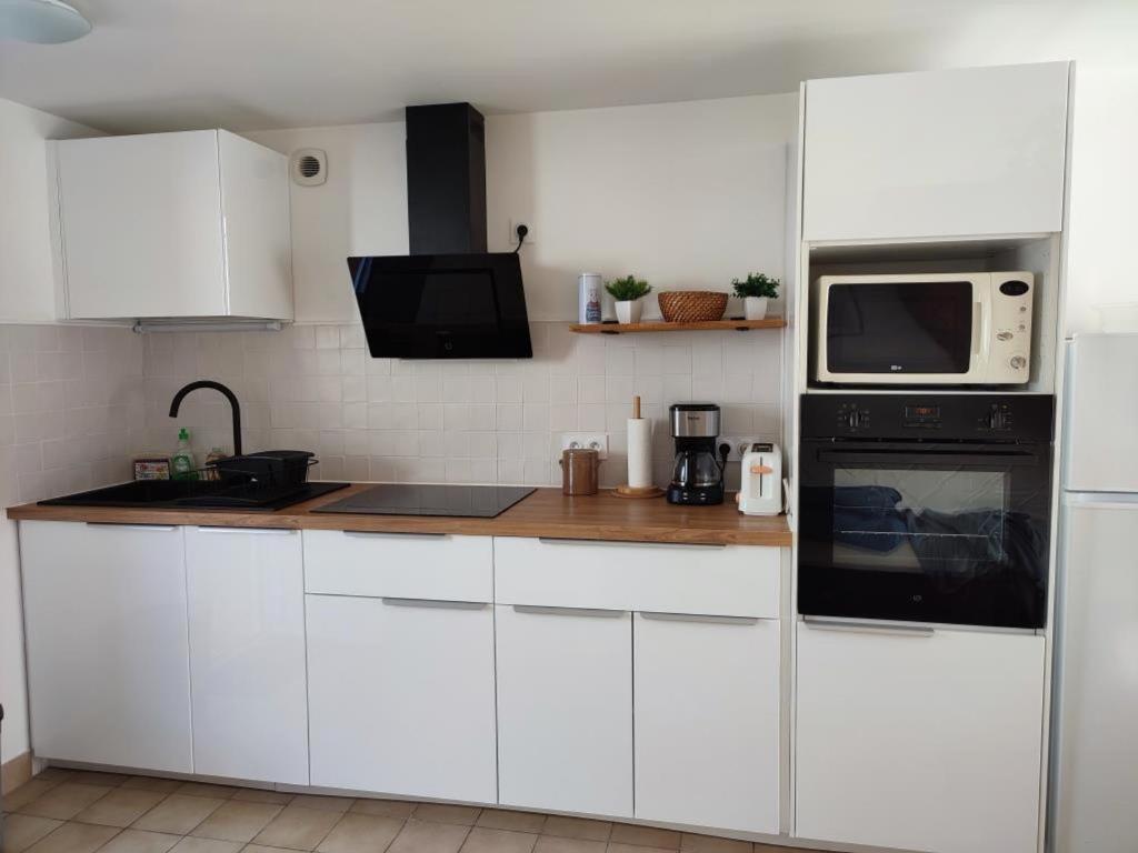 Kuchyňa alebo kuchynka v ubytovaní Maison avec Terrasse Proche Plage - Notre-Dame-de-Monts, 4 Pers. - FR-1-540-225
