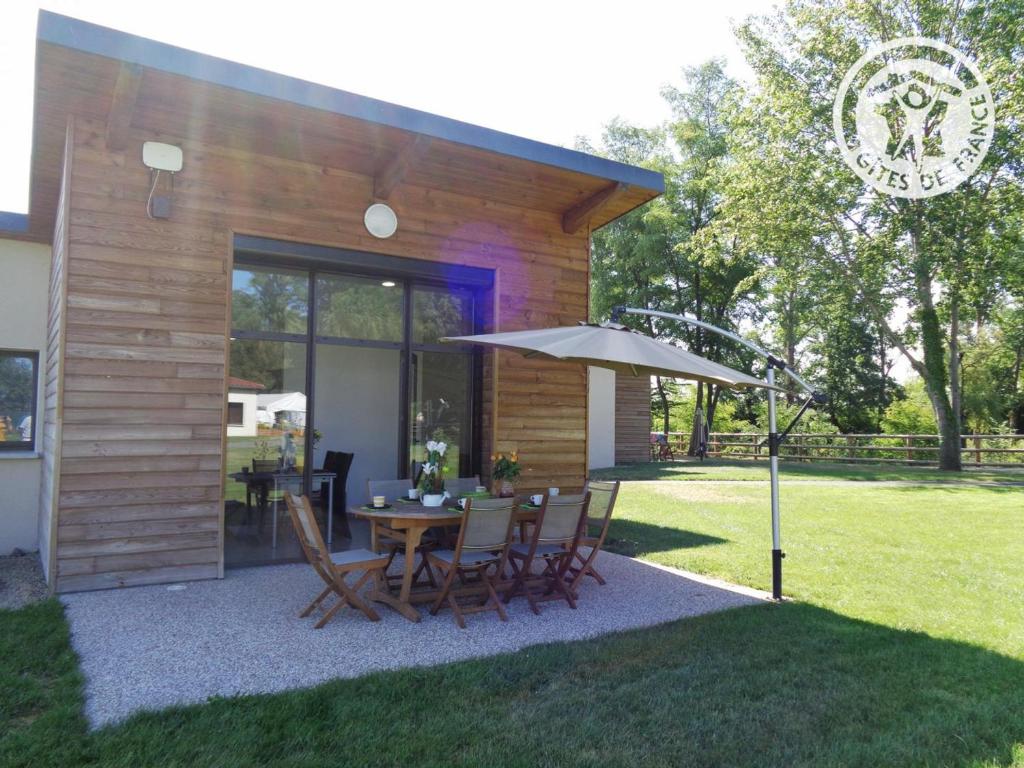 Chalets au bord de l'étang avec terrasse privative, parfaits pour la pêche et détente en nature - FR-1-496-88 - Housity