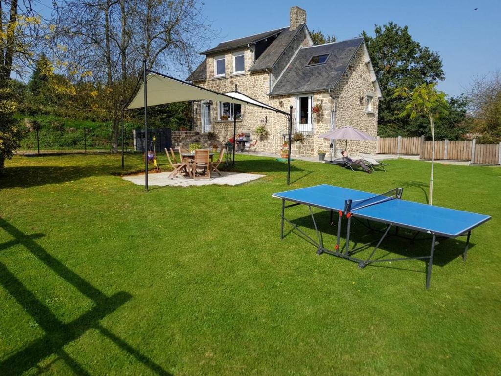 - une table de ping-pong dans la cour d'une maison dans l'établissement Gîte charmant et lumineux près de Bagnoles de l'Orne, jardin, cheminée, télétravail, WIFI inclus - FR-1-497-14, à Antoigny
