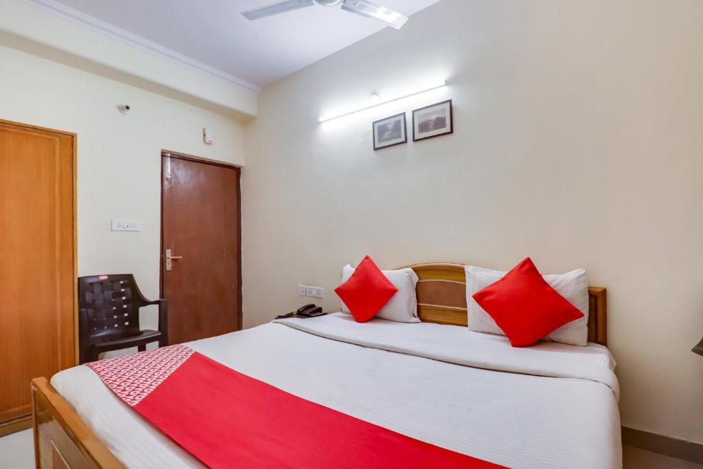 Postel nebo postele na pokoji v ubytování Hotel O Red Rose Residency