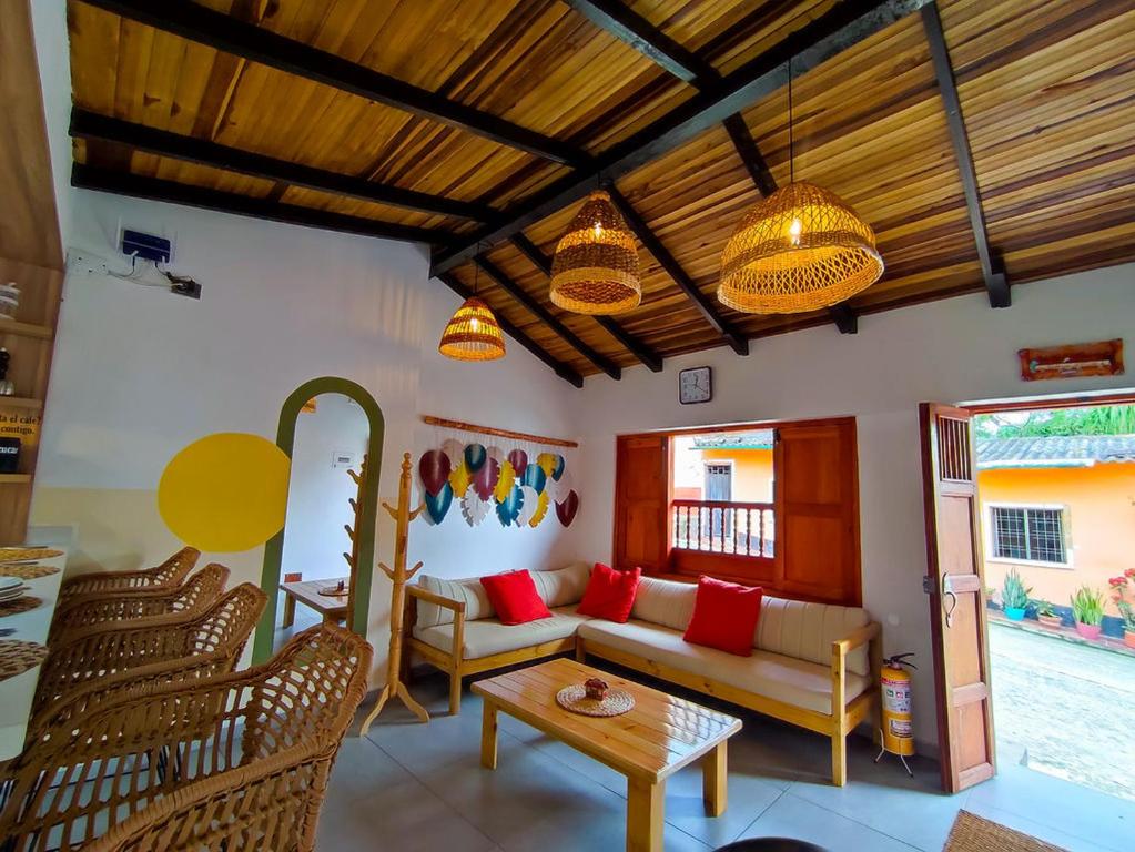 a living room with a couch and chairs at Hospédate en Oiba con estilo in Oiba