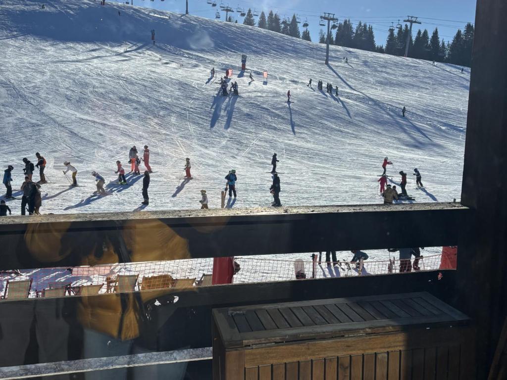 un groupe de personnes skier sur une piste enneigée dans l'établissement Studio aux Gets avec Wi-Fi, parking et animaux admis - FR-1-671-294, aux Gets