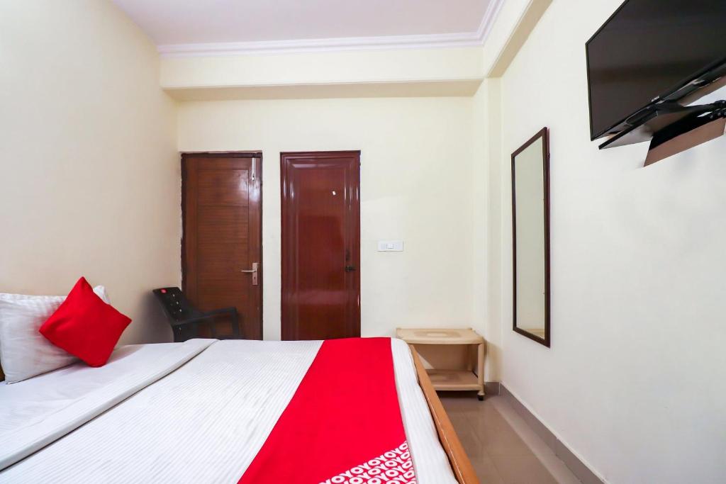 TV a/nebo společenská místnost v ubytování Hotel O Red Rose Residency