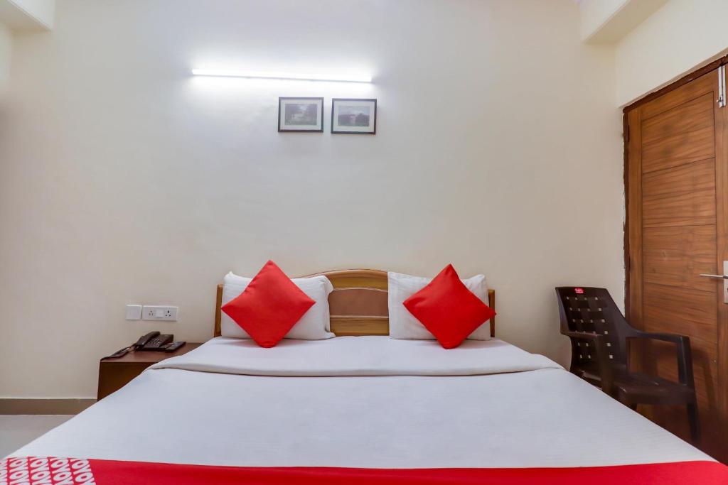 Postel nebo postele na pokoji v ubytování Hotel O Red Rose Residency
