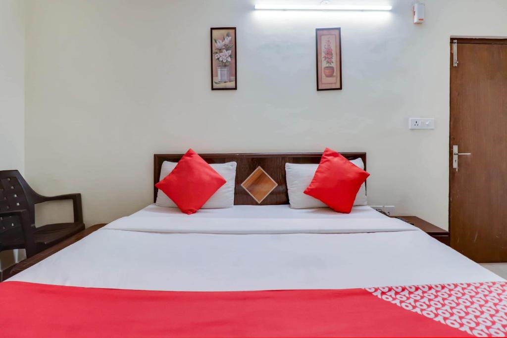 Postel nebo postele na pokoji v ubytování Hotel O Red Rose Residency