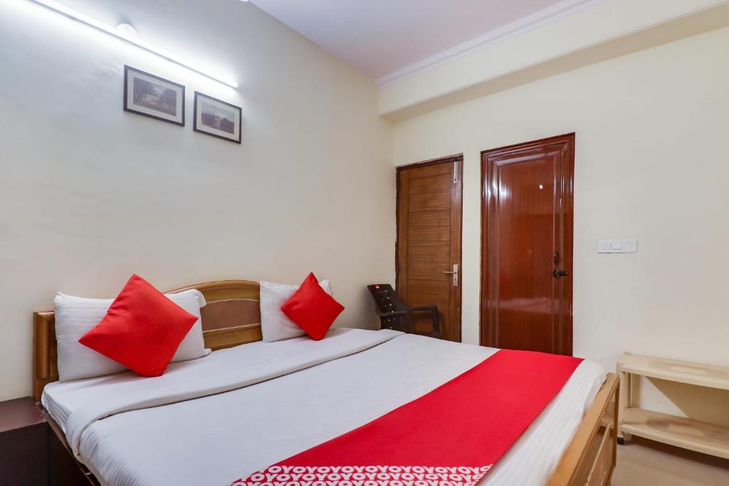 Postel nebo postele na pokoji v ubytování Hotel O Red Rose Residency