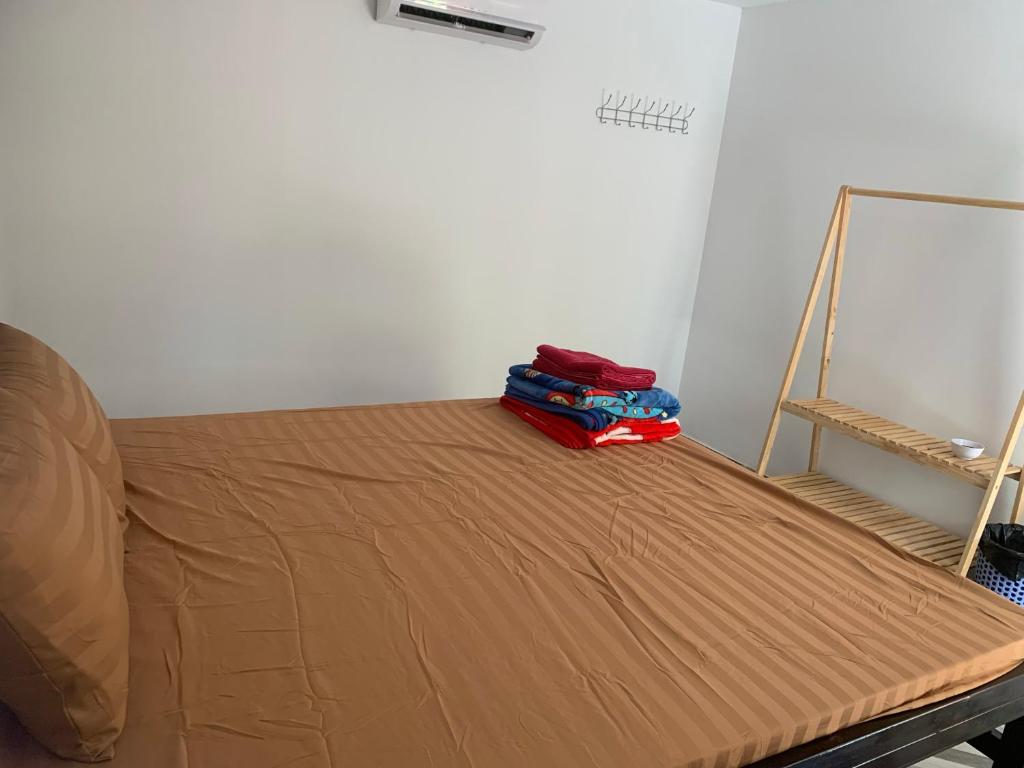 Postel nebo postele na pokoji v ubytování Maloop Cafe Koh Rong Beach