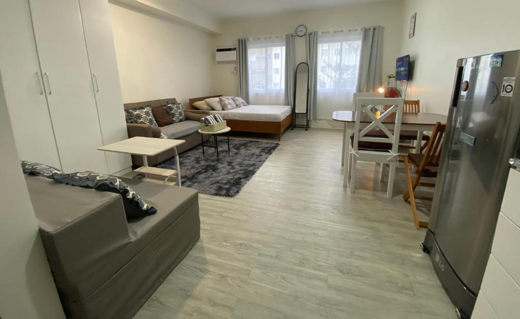 TV a/nebo společenská místnost v ubytování Nuvali Studio Retreat Free Pool Access & Fast WiFi