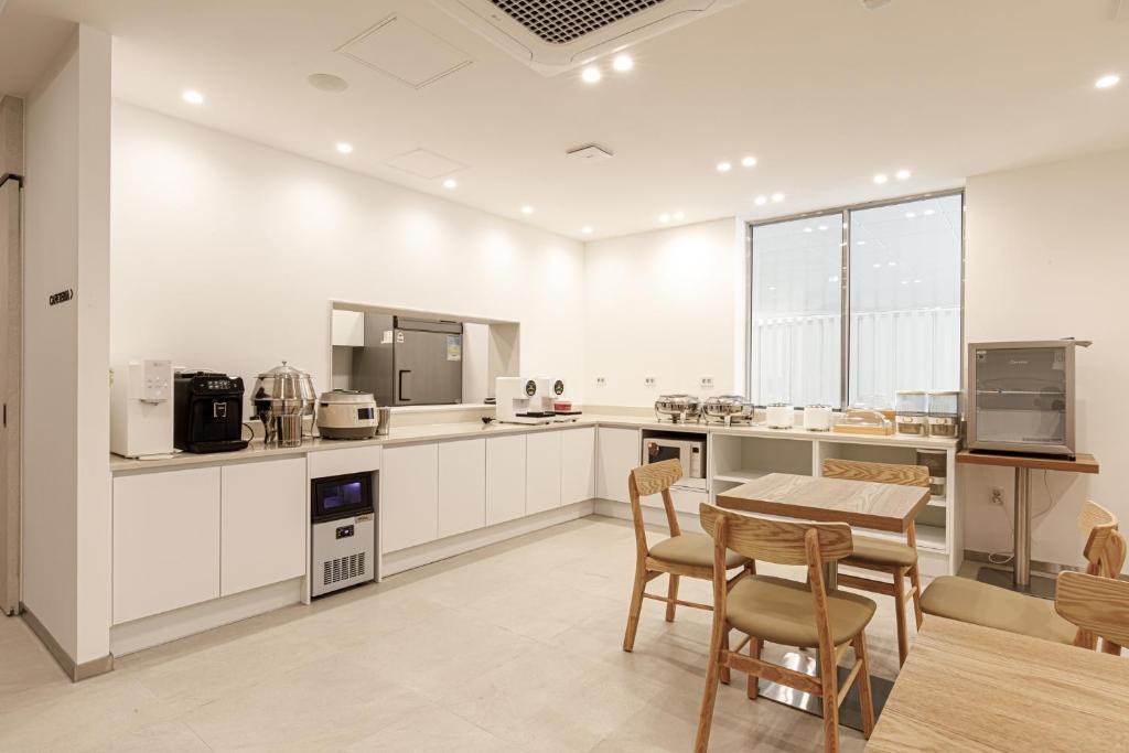 Kuchyň nebo kuchyňský kout v ubytování Aventa Hotel