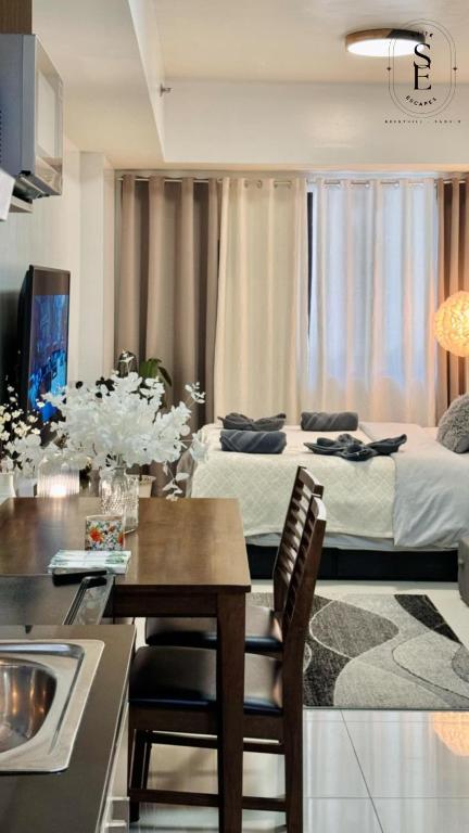 Postel nebo postele na pokoji v ubytování Suite Escapes Brenthill Baguio