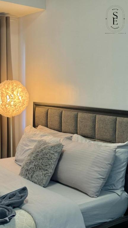 Postel nebo postele na pokoji v ubytování Suite Escapes Brenthill Baguio