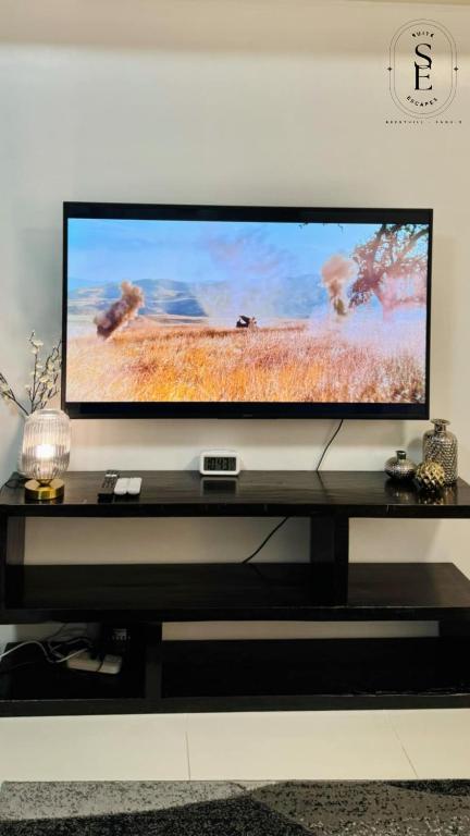 TV a/nebo společenská místnost v ubytování Suite Escapes Brenthill Baguio