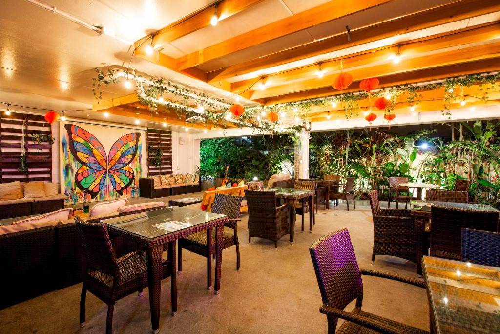 Restaurace v ubytování Waikiki Beachside Hostel