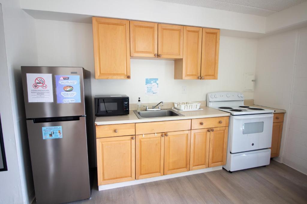 Waikiki Beachside Hostel photo