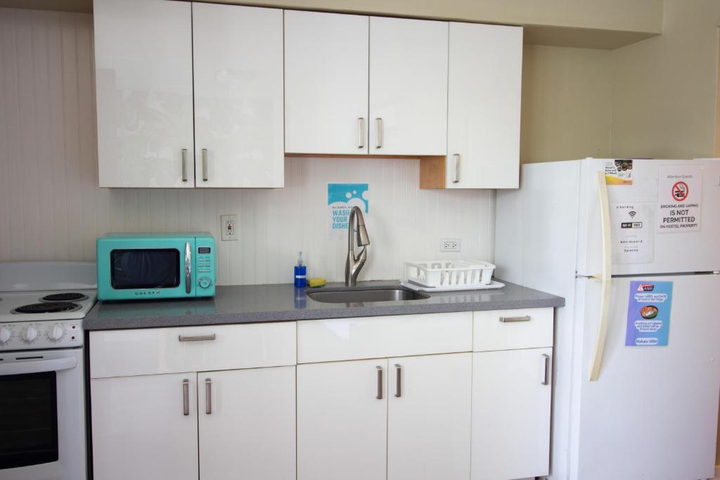 Kuchyň nebo kuchyňský kout v ubytování Waikiki Beachside Hostel