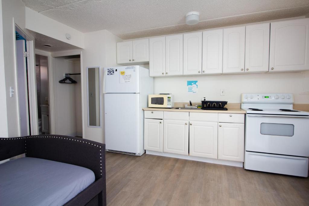 Waikiki Beachside Hostel photo