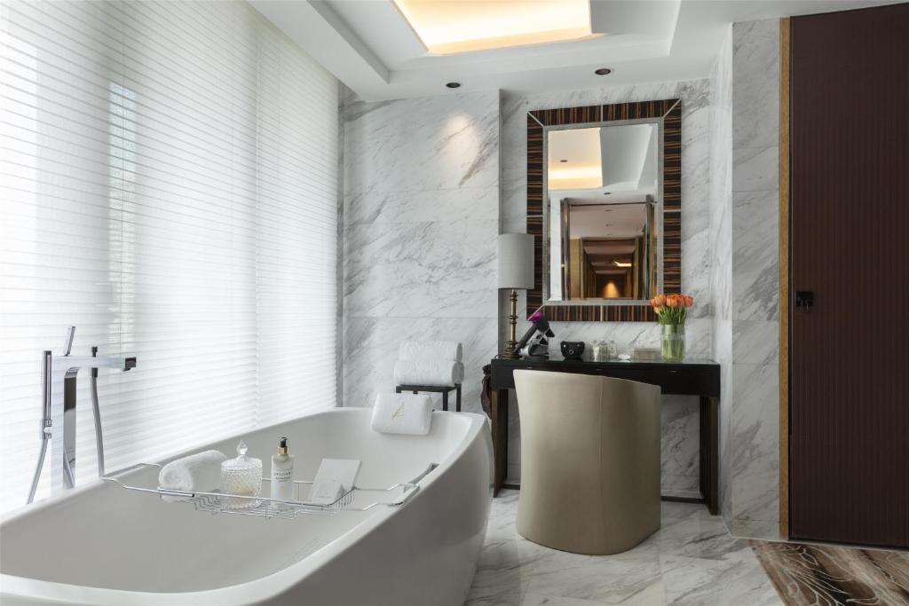Ein Badezimmer in der Unterkunft Siam Kempinski Hotel Bangkok