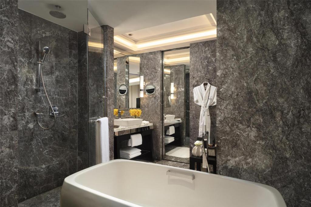 Ein Badezimmer in der Unterkunft Siam Kempinski Hotel Bangkok